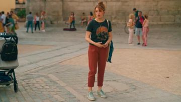 Les baskets couleur vert d'eau de Valeria (Diana Gómez) dans Valeria (S01E01)