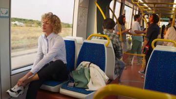 The blue shirt of Nerea (Teresa Riott) in Valeria (S01E01)