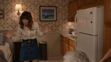 Falda azul de dos tonos usada por Judy Hale (Linda Cardellini) en Dead to Me Temporada 2 Episodio 1