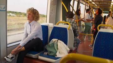 The blazer white striped Nerea (Teresa Riott) in Valeria (S01E01)