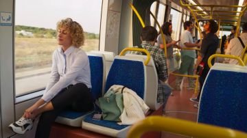 The sneakers of Nerea (Teresa Riott) in Valeria (S01E01)