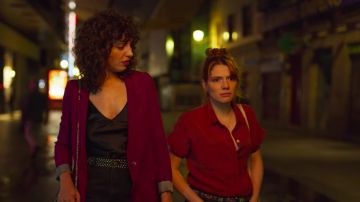 Le blazer bordeaux porté par Lola (Silma López) dans Valeria (S01E01)