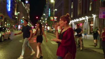 Le sac en osier rond de Valeria (Diana Gómez) dans Valeria (S01E01)