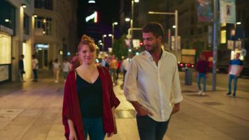 Le top à bretelles noir de Valeria (Diana Gómez) dans Valeria (S01E01)