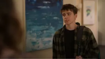 Black T-Shirt worn by Charlie Harding (Sam McCarthy) in Dead to Me Season 2 Episode 1
