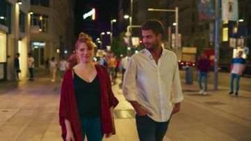 La chemise blanche de Víctor (Maxi Iglesias) dans Valeria (S01E01)