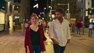 Jean droit bleu de Víctor (Maxi Iglesias) dans Valeria (S01E01)