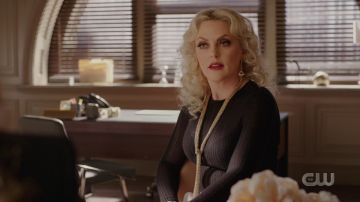 Pañuelo de oro usado por Alexis Carrington (Elaine Hendrix) en Dinastía (S03E17)