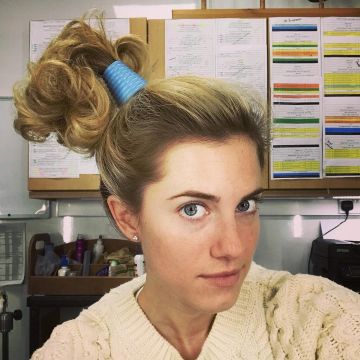 Suéter de punto de cable blanco usado por Allison Williams en su cuenta de Instagram @aw