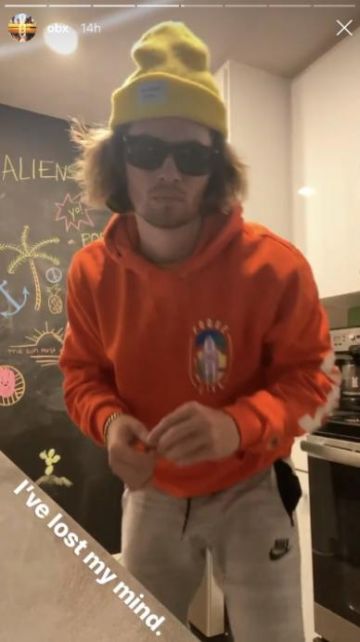 Sudadera naranja Pogue Life de Chase Stokes en una historia en la cuenta de Instagram de Outer Banks (@obx)