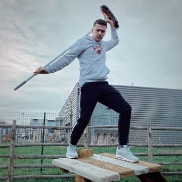 The jogging pants with white stripes worn by Joyca on his account Instagram @joyca 