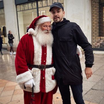 The long coat in black worn by Joyca on his account Instagram @joyca 