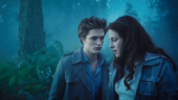 The jacket in blue BB Dakota worn by Bella Swan (Kristen Stewart) in Twilight, chapitre 1 : Fascination