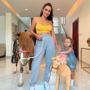 La brassière de sport jaune de Jazz Correia sur son compte Instagram @jazztvshow