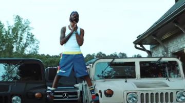 Le short Mitchell & Ness NBA Swingman des Denver Nuggets porté par Young Dolph dans son clip Sunshine