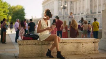 La robe blazer portée par Lola (Silma López) dans Valeria (S01E02)