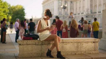 Les bottines style western de Lola (Silma López) dans Valeria (S01E02)