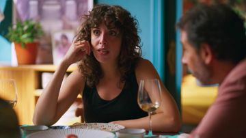 Le débardeur noir porté par Lola (Silma López) dans Valeria (S01E02)