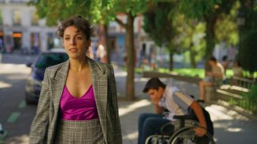 Le top en satin fuchsia porté par Lola (Silma López) dans Valeria (S01E02)