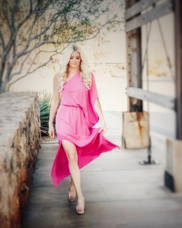 Sun­rise Wedge San­dal of McKenna Wesley on the Instagram account @thebubblyblonde