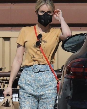 Ray Ban Round Sun­glass­es worn by Emma Roberts Los Angeles May 12, 2020