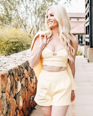 Majorelle Royale Top de McKenna Wesley en la cuenta de Instagram @thebubblyblonde