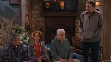 Sudadera gris con capucha usada por Don Burns (Kevin Nealon) en Man with a Plan Temporada 4 Episodio 9