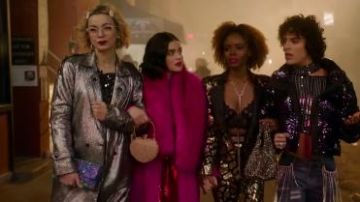Abrigo plateado metálico usado por Pepper Smith (Julia Chan) en Katy Keene Temporada 1 Episodio 13