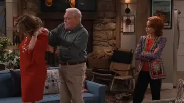 Print­ed Blaz­er worn by Beverly (Swoosie Kurtz) in Man with a Plan Season 4 Episode 9