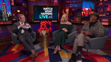 Noir suedette strappy chaussures à talons hauts portés par Allison Williams dans Allison Williams Et Samuel L. Jackson Sur le jeu de Boners | WWHL