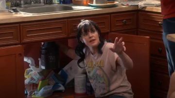 Pink & Yel­low Pink Floyd T Shirt worn by Jackie (Pauley Perrette) in Broke Season 1 Episode 7