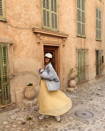 La robe longue Sundress jaune de Lison Seb sur son compte Instagram @lisonseb
