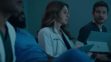 Microsoft Surface Pro usado por Kit Voss (Jane Leeves) en The Resident (S03E09)