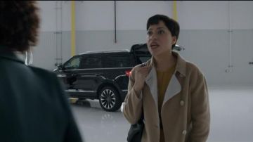 Beige Réversible Long Manteau porté par Lucca Quinn (Cush Jumbo) dans Le Bon Combat de la Saison 4 Épisode 5