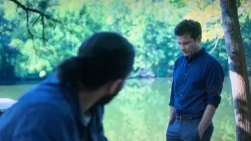 La chemise bleue portée par Martin 'Marty' Byrde (Jason Bateman) dans la série Ozark S03E09