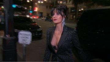 Blazer de leopardo negro usado por Kyle Richards en The Real Housewives of Beverly Hills Temporada 10 Episodio 5