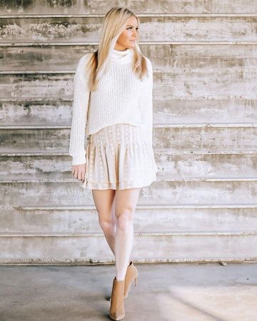 Tularosa Kay­la Sweater of McKenna Wesley on the Instagram account @thebubblyblonde