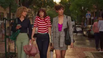 Le t-shirt rayé rouge et blanc de Carmen (Paula Malia) dans Valeria (Saison 1)