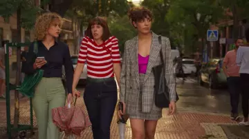 Le jean slim bleu de Carmen (Paula Malia) dans Valeria (Saison 1)