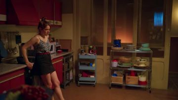 Le jupe en jean noire de Valeria (Diana Gómez) dans Valeria (S01E03)