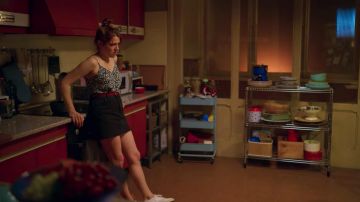 Les baskets Nike blanches de Valeria (Diana Gómez) dans Valeria (S01E03)