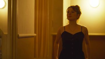 La robe noire de Valeria (Diana Gómez) dans Valeria (S01E02)