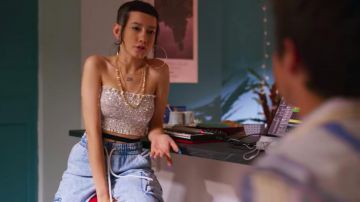 Le top à paillettes porté par la colocataire de Lola dans Valeria (Saison 1)