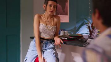 Les maxi créoles portées par la colocataire de Lola dans Valeria (S01E02)