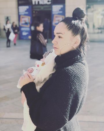 Les boucles d'oreilles créoles torsadées de Jazz Correia sur son compte Instagram @jazztvshow