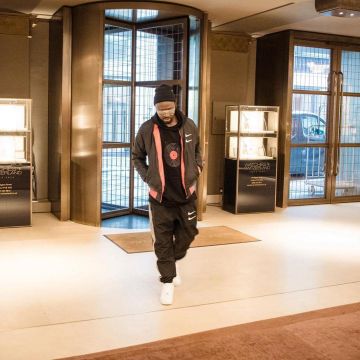 Le sweatshirt à capuche Vetements avec une cible porté par Dadju sur son compte Instagram @dadju