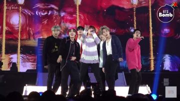 Suéter a rayas blancas y púrpuras de Jungkook en el video mama de BTS 2019 "Boy With Luv"