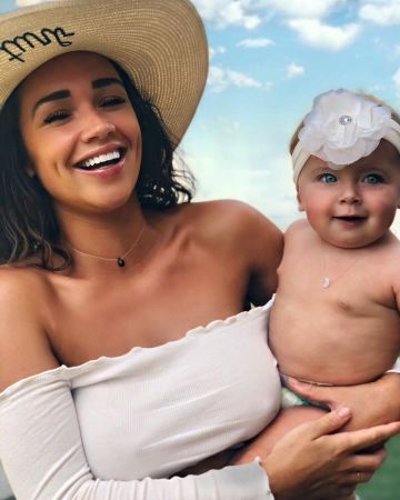 Le top court blanc col bateau à bords ondulés de Jazz Correia sur son compte Instagram @jazztvshow