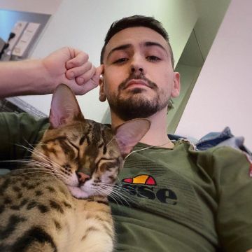 The sweatshirt with piping Ellesse worn by Joyca on his account Instagram @joyca 