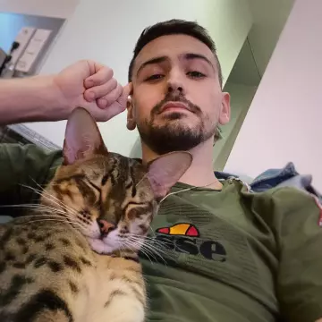 The sweatshirt with piping Ellesse worn by Joyca on his account Instagram @joyca 